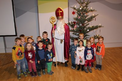 Der Nikolaus besucht die Kinder