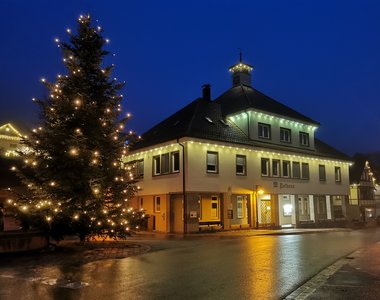 Es glänzen wieder die Weihnachtsbäume in Sulzbach-Laufen